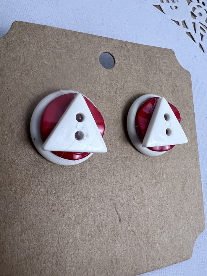 Boucles d'oreilles, boutons, triangle blanc et rouge.