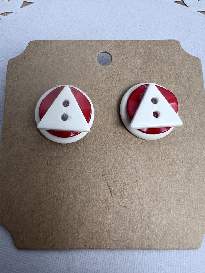 Boucles d'oreilles, boutons, triangle blanc et rouge. – Image 7