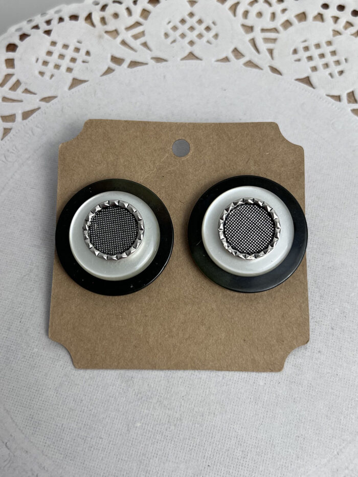 Boucles d'oreilles chics vintages noires avec des boutons recyclés
