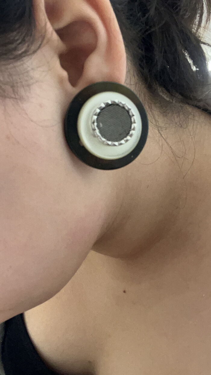 Boucles d'oreilles chics vintages noires avec des boutons recyclés – Image 2