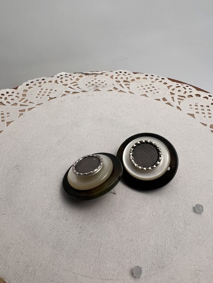 Boucles d'oreilles chics vintages noires avec des boutons recyclés – Image 4