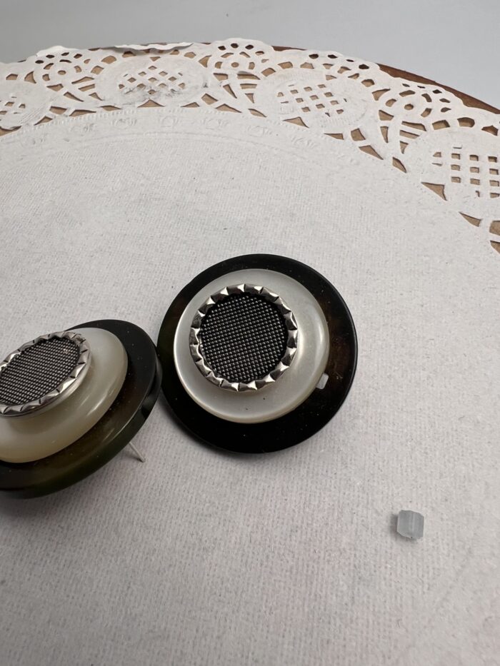 Boucles d'oreilles chics vintages noires avec des boutons recyclés – Image 6