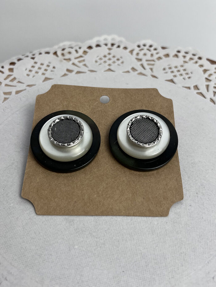 Boucles d'oreilles chics vintages noires avec des boutons recyclés – Image 8