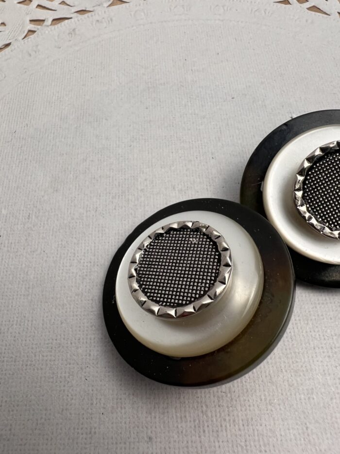 Boucles d'oreilles chics vintages noires avec des boutons recyclés – Image 7