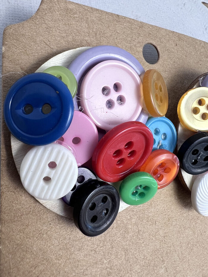 Boucles d'oreilles boutons recyclés multicolores – Image 2