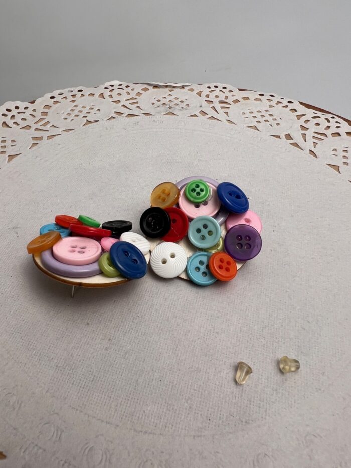 Boucles d'oreilles boutons recyclés multicolores – Image 3
