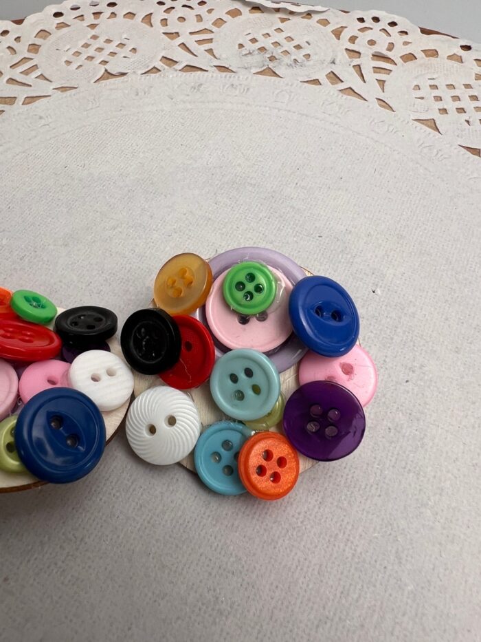Boucles d'oreilles boutons recyclés multicolores – Image 4