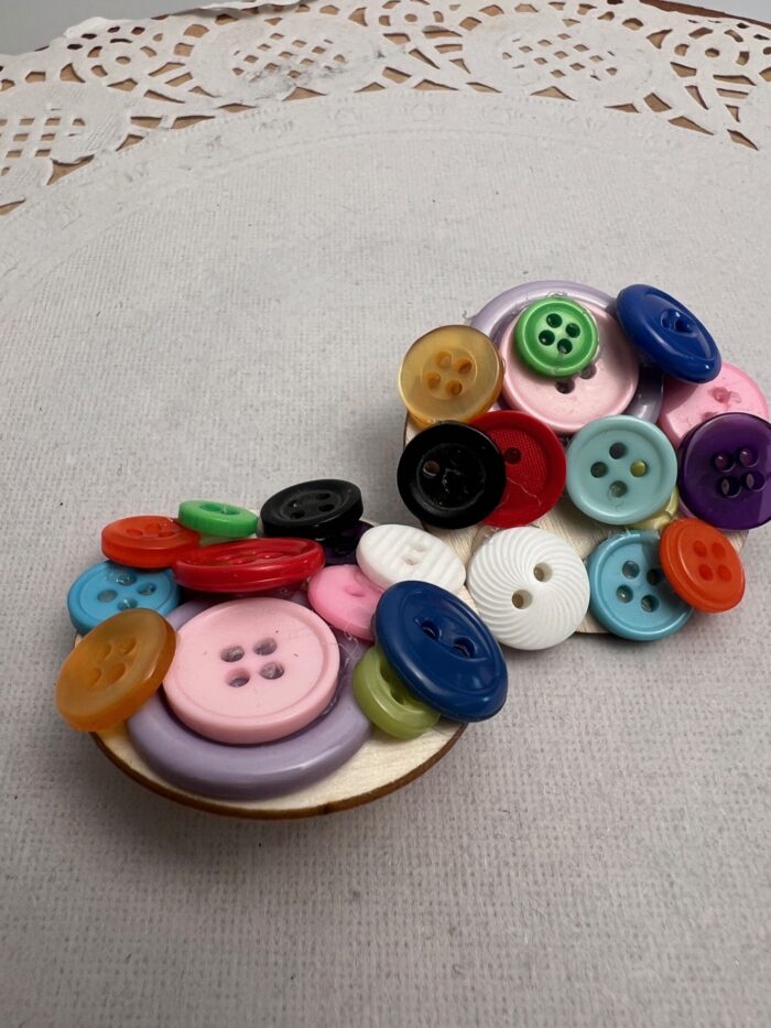 Boucles d'oreilles boutons recyclés multicolores – Image 5