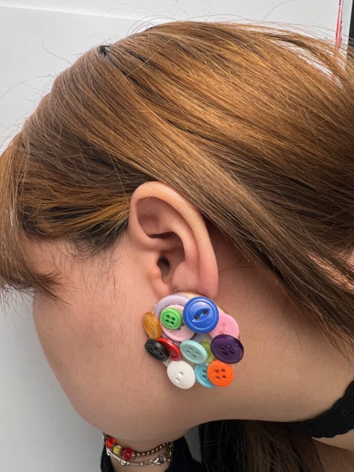 Boucles d'oreilles boutons recyclés multicolores – Image 6