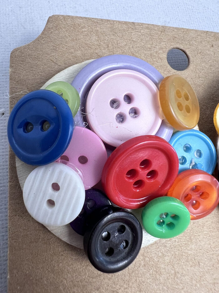 Boucles d'oreilles boutons recyclés multicolores – Image 7