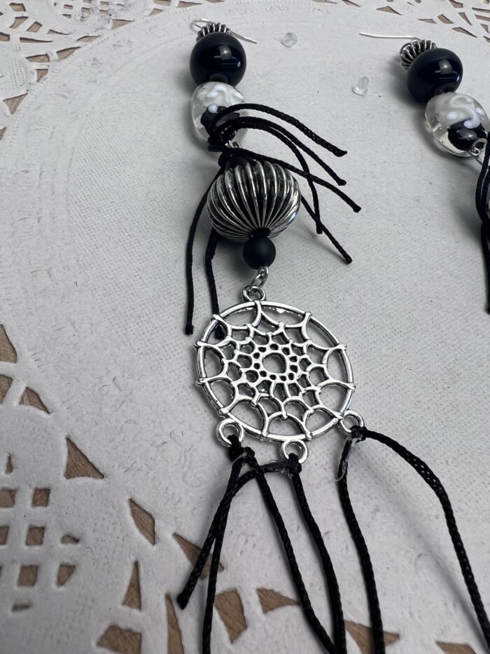 Boucles d'oreilles longues, capteur de rêve, noires – Image 2