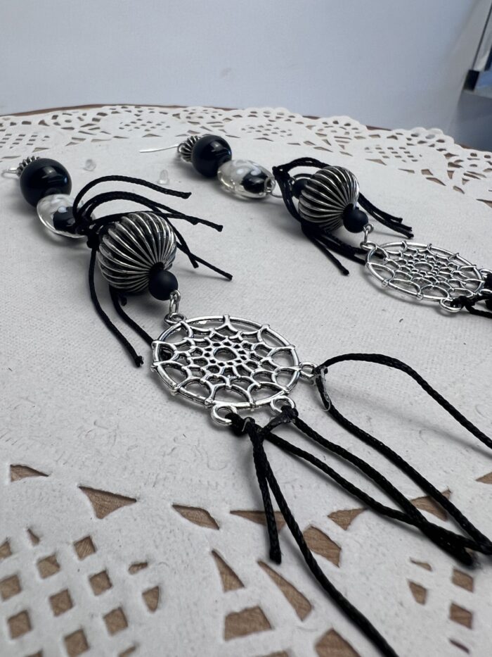 Boucles d'oreilles longues, capteur de rêve, noires – Image 3