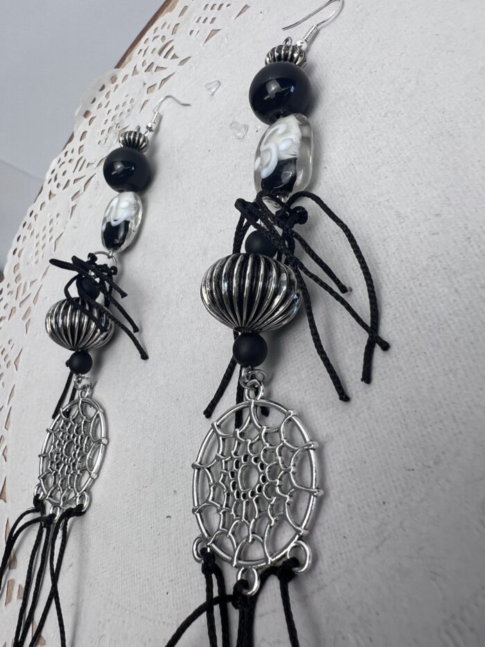 Boucles d'oreilles longues, capteur de rêve, noires – Image 4