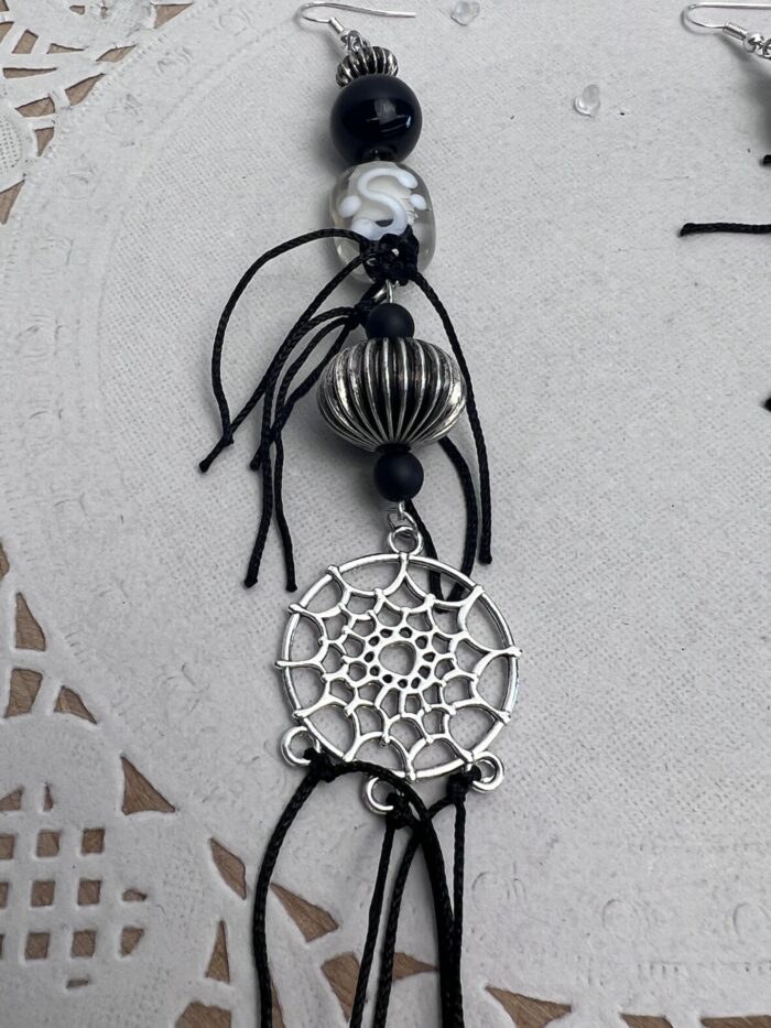 Boucles d'oreilles longues, capteur de rêve, noires – Image 5