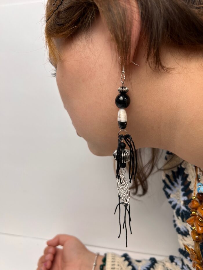 Boucles d'oreilles longues, capteur de rêve, noires – Image 6