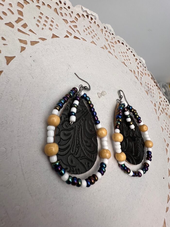 Boucles d'oreilles cuir texturé brun, perles de bois. – Image 2