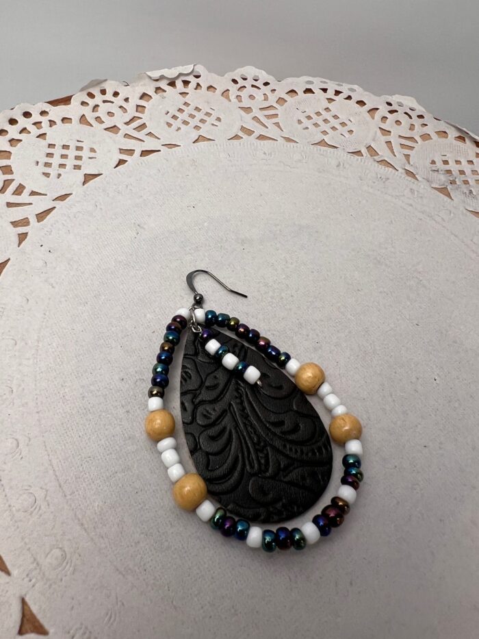 Boucles d'oreilles cuir texturé brun, perles de bois. – Image 3