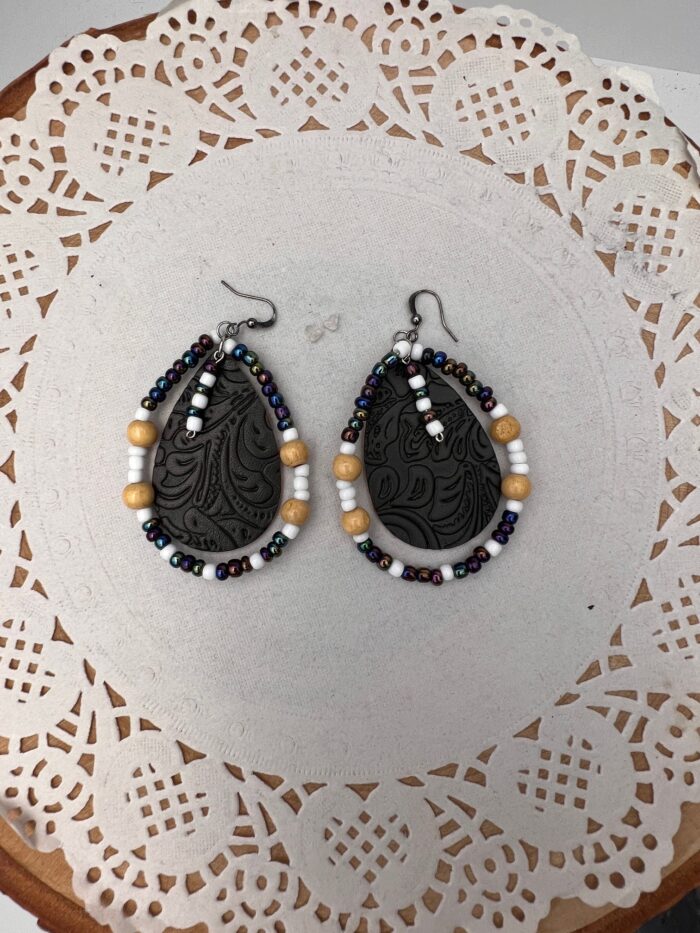 Boucles d'oreilles cuir texturé brun, perles de bois. – Image 4