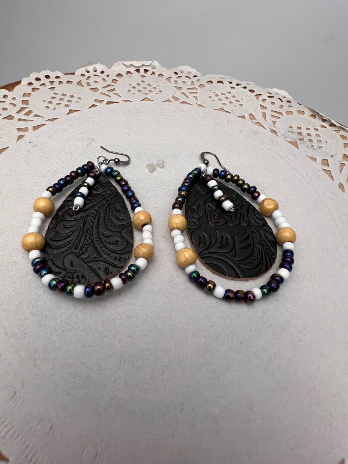 Boucles d'oreilles cuir texturé brun, perles de bois. – Image 5