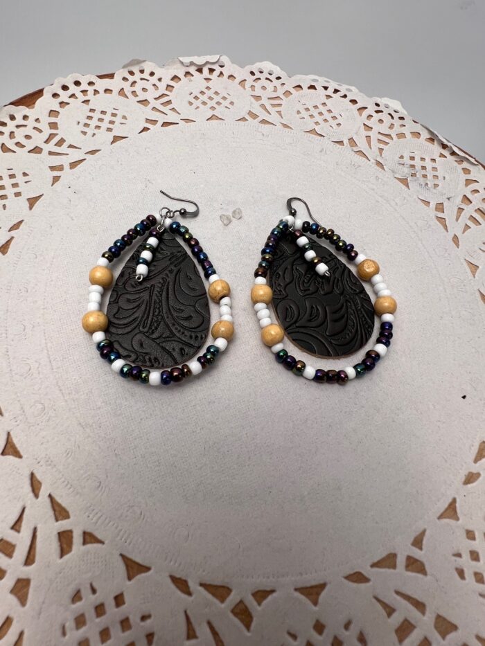 Boucles d'oreilles cuir texturé brun, perles de bois. – Image 7