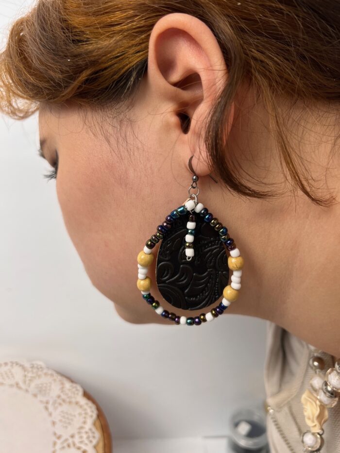 Boucles d'oreilles cuir texturé brun, perles de bois. – Image 8