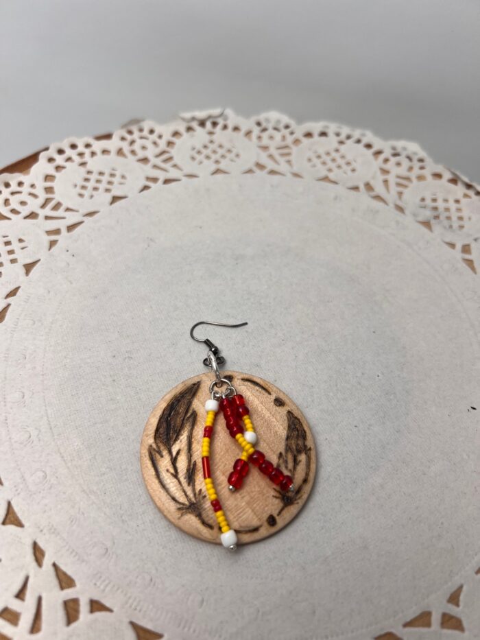 Boucles d'oreilles plumes, perles rouges, jaunes et blanches – Image 2