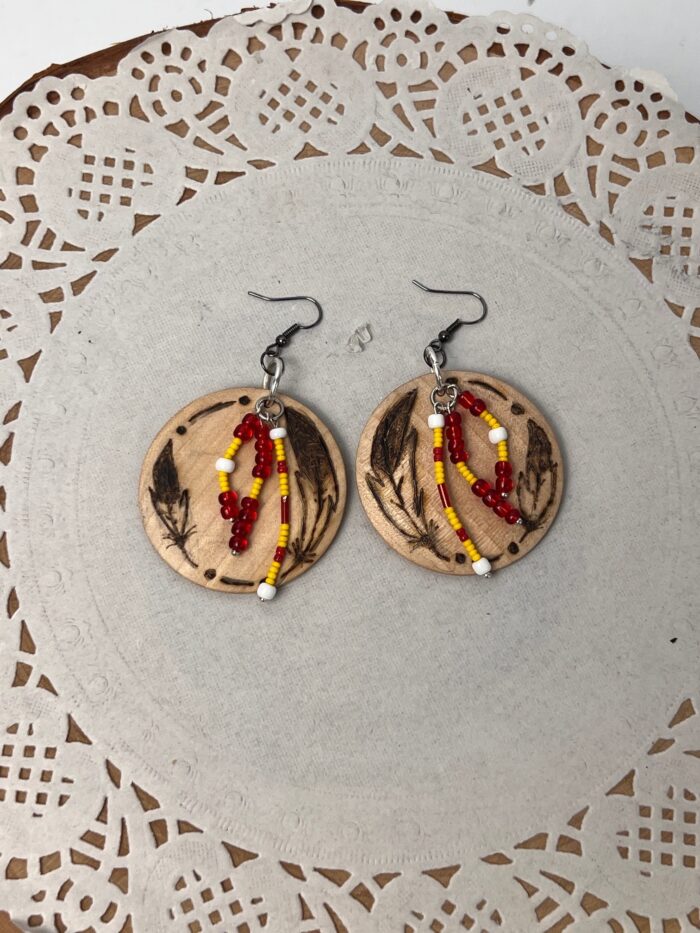 Boucles d'oreilles plumes, perles rouges, jaunes et blanches – Image 3