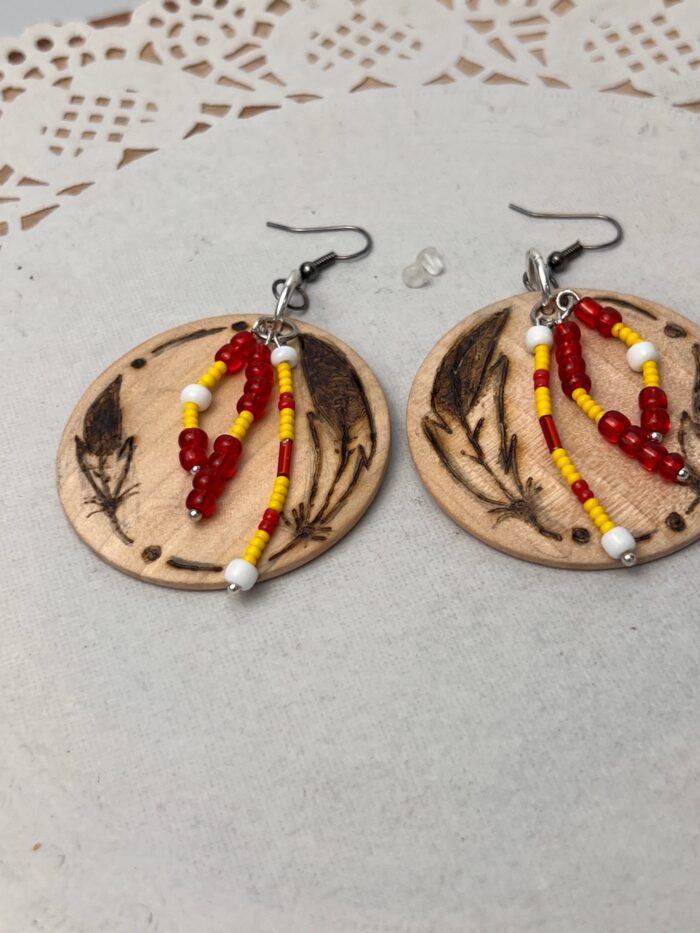 Boucles d'oreilles plumes, perles rouges, jaunes et blanches – Image 4