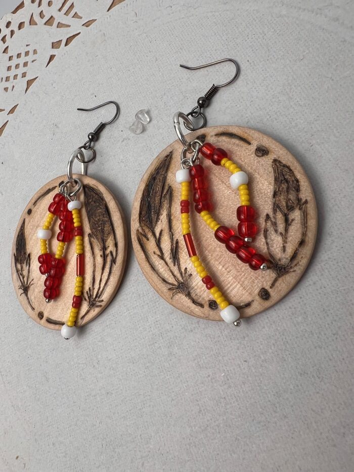Boucles d'oreilles plumes, perles rouges, jaunes et blanches – Image 5
