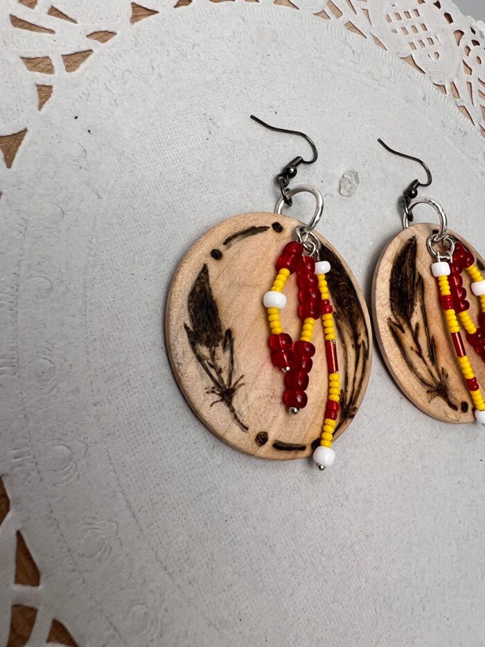 Boucles d'oreilles plumes, perles rouges, jaunes et blanches – Image 6