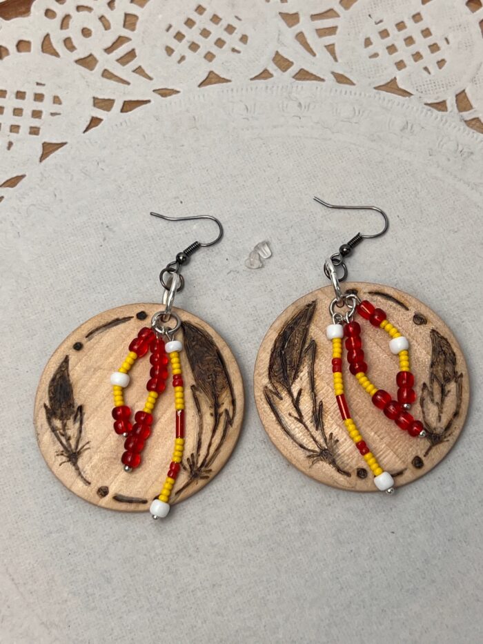 Boucles d'oreilles plumes, perles rouges, jaunes et blanches – Image 7