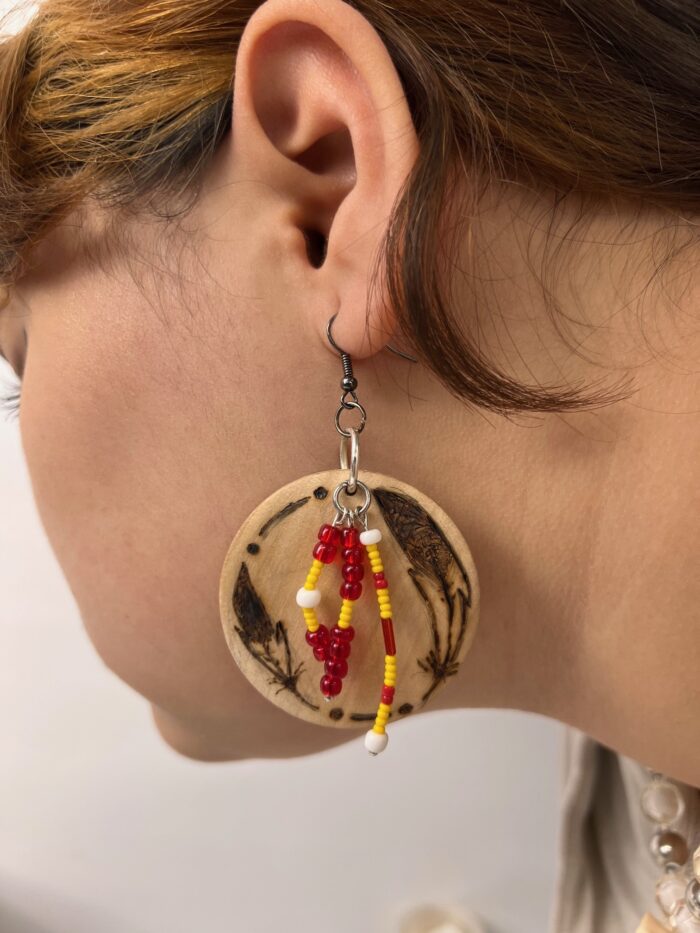 Boucles d'oreilles plumes, perles rouges, jaunes et blanches – Image 8