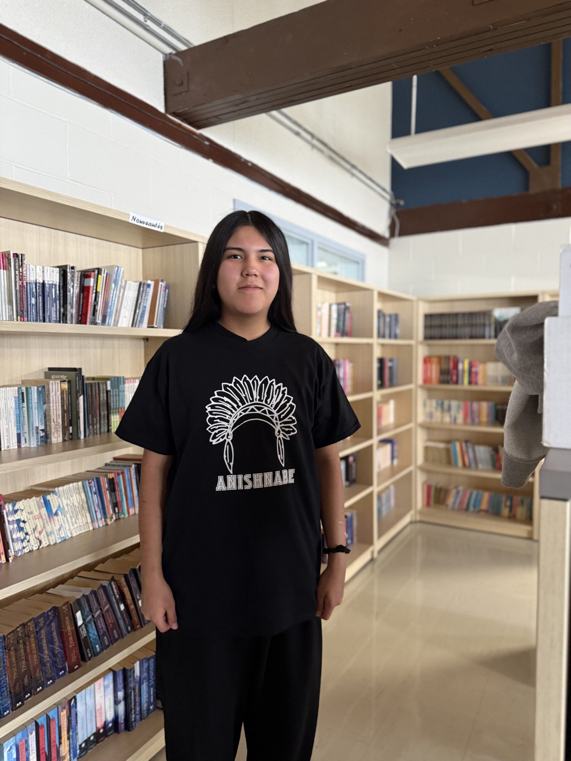 T-shirt noir, Anishnabe, coiffe Autochtone. – Image 2