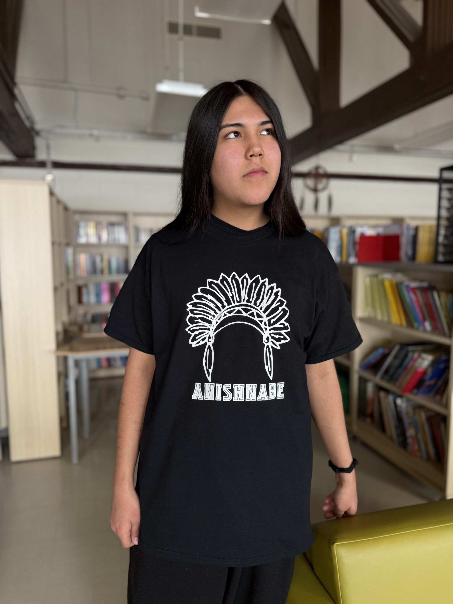 T-shirt noir, Anishnabe, coiffe Autochtone. – Image 4