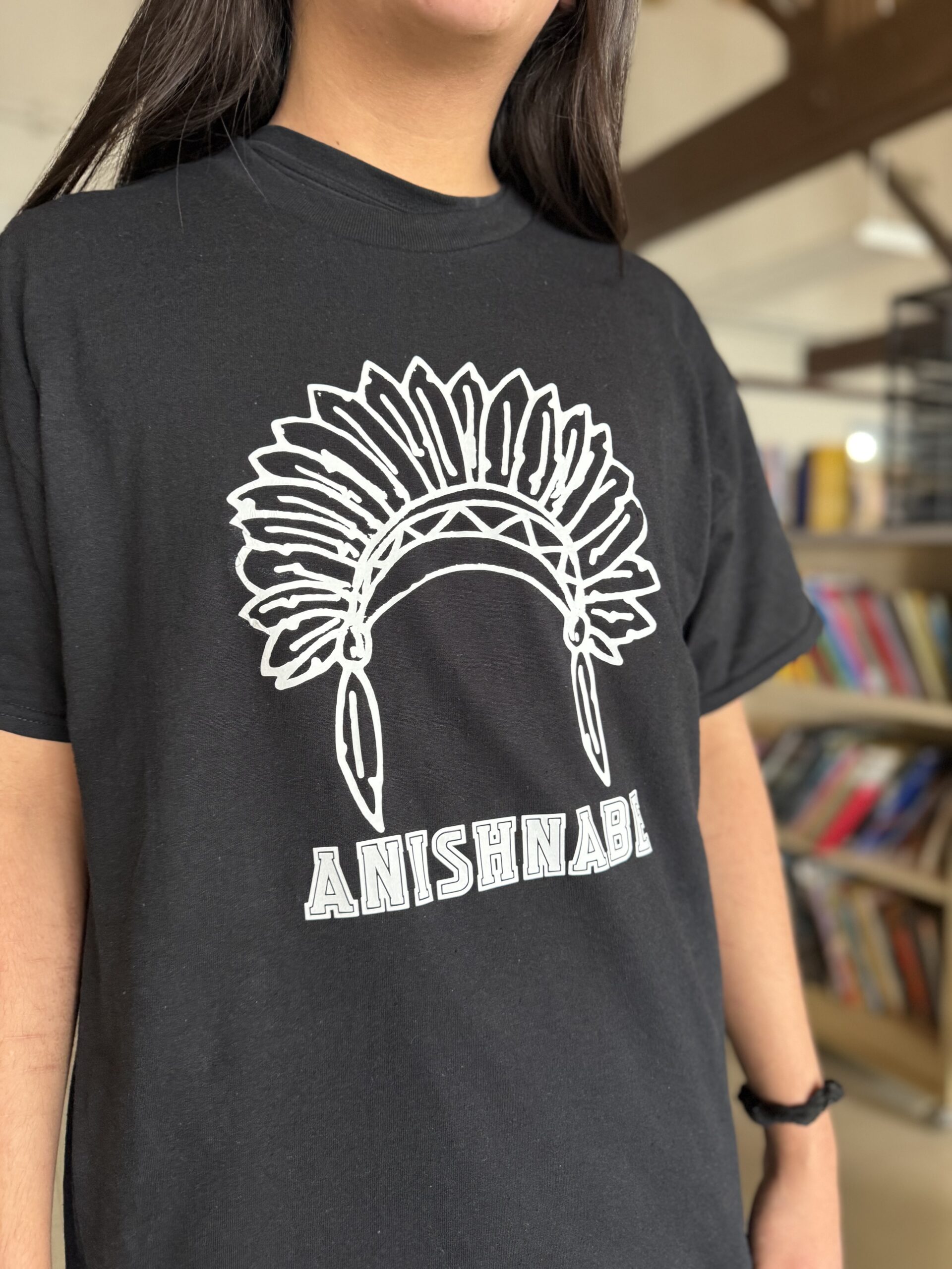T-shirt noir, Anishnabe, coiffe Autochtone. – Image 5
