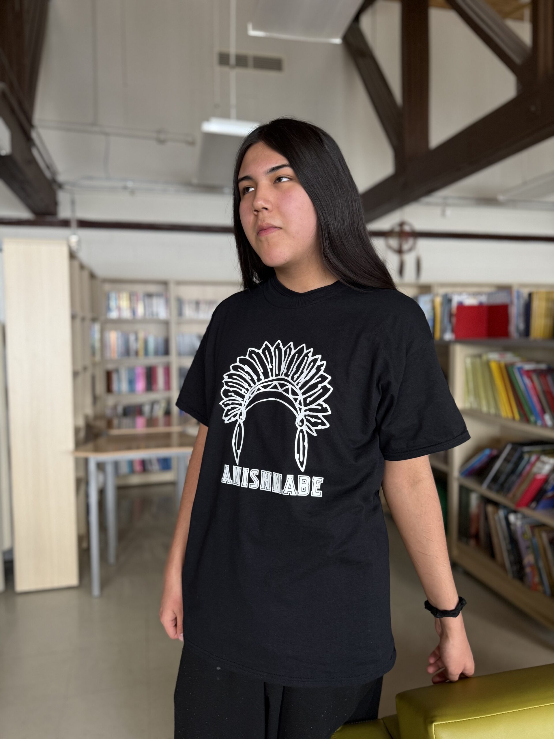 T-shirt noir, Anishnabe, coiffe Autochtone. – Image 6