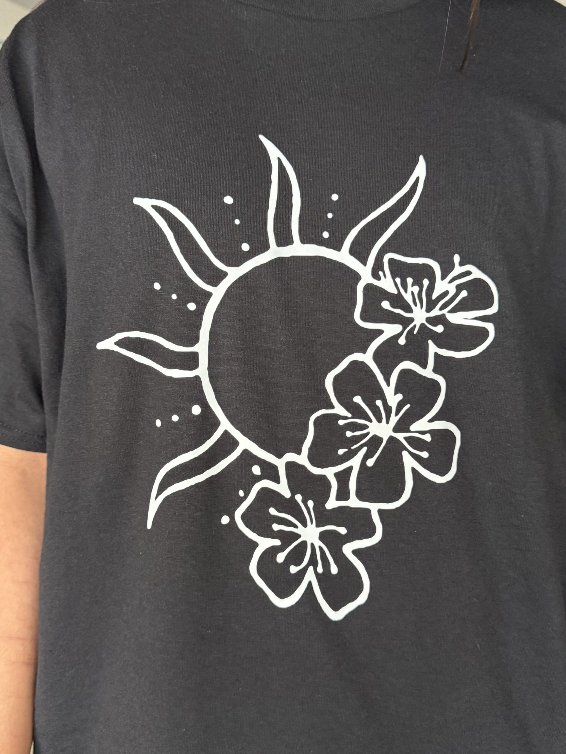 T-shirt, noir, soleil, fleur, anishnabe, FPT – Image 5